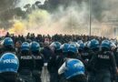 Romanisti lanciano bottiglie e petardi contro laziali, ferito un agente